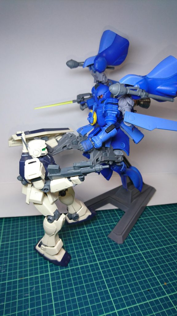 プロペラントブースターをパージしたら対MS戦闘モードへ
肩のフレキシブルバーニアを自在に動かして変則的な軌道を取りながら戦います
脚部はティターンズのガブスレイを使用してますが、まあアナハイムから横流しされてきたとかそんなんでしょう(適当)
敵を鷲掴みにしてビームサーベルでズブリ