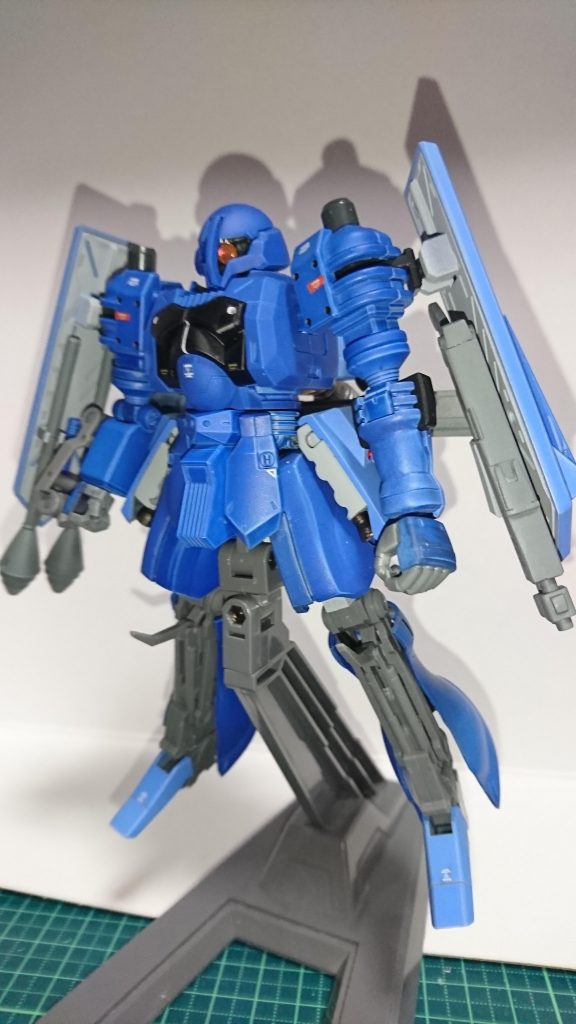 基本的には宇宙での運用が前提ですが、
戦闘や整備の都合などでコロニー内部などの重力下での運用が必要になったときは
脚部フレームが回転して自立したり歩いたりくらいはできます