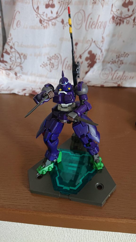 接近戦ではジェネレーターをパージしてナイフファイトをする!!
ガンダニウム合金製なので並みのMSなら易々切り裂く
刀身にはビームコート処理が施され短時間ならビームサーベルとの切り結びも可能