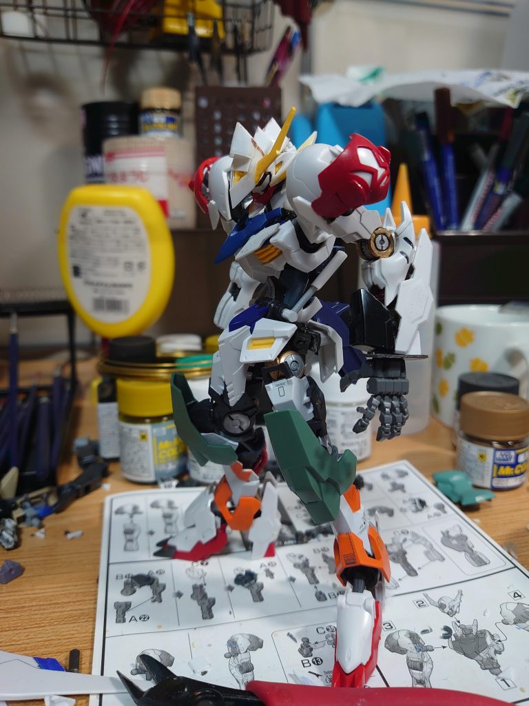 なんとなく形になった頃
腹フレームは前作のグシオン同様百錬の腕を使用
肩には関節をプラ板で作って二重関節化、肩幅延長してます