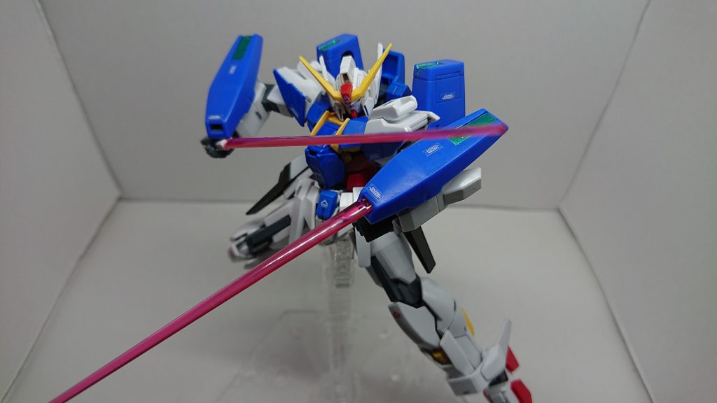 複合サーベルラック/ビームサーベル
腕部に配置されているシールド兼サーベルラック。サーベルを収納したままで先からビーム刃を発生させられる他、ビームマシンガンとしても運用できる。