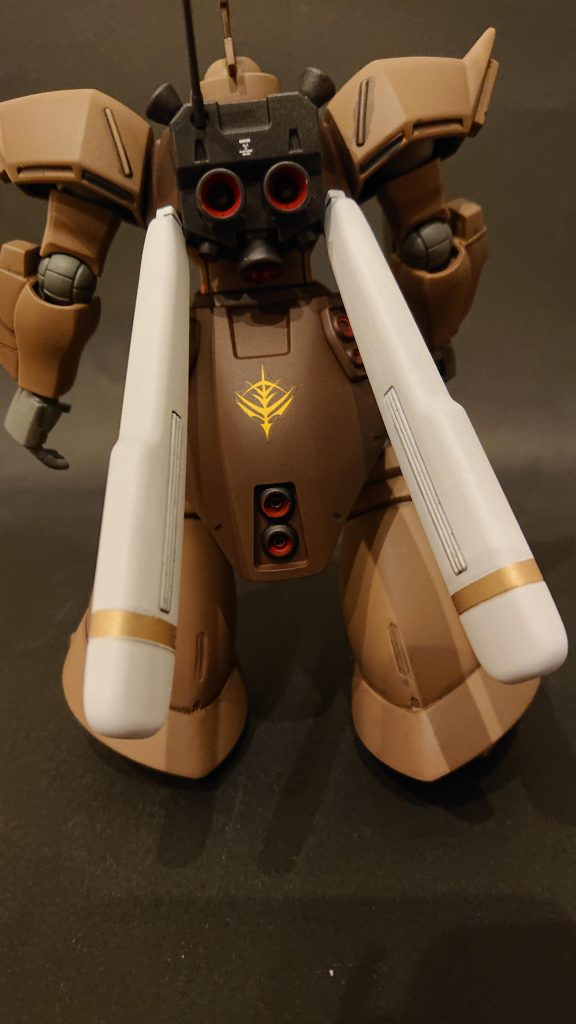 プロペラントタンクはホワイトにゴールドラインを入れました。