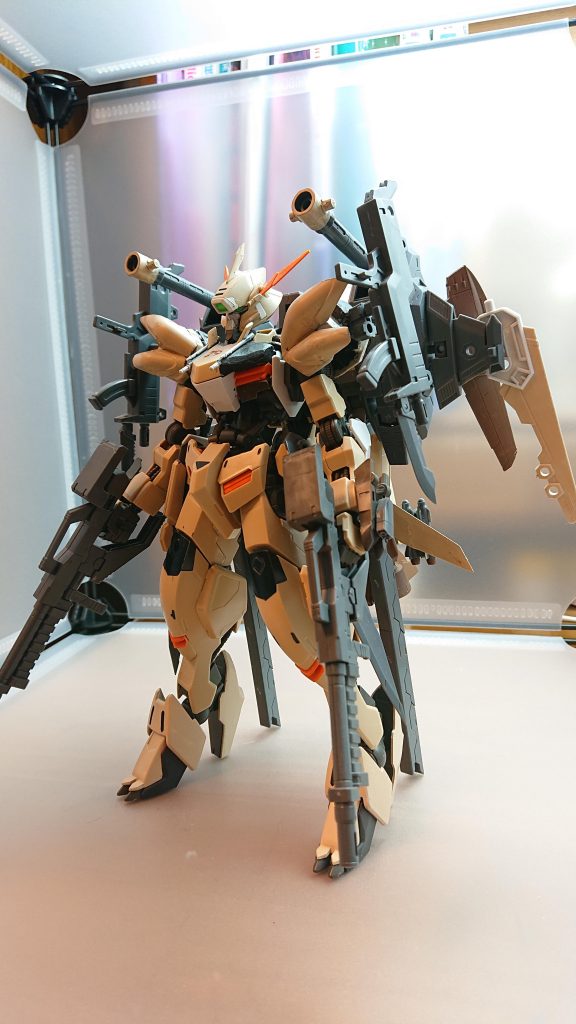 ガンダムシトリー
ラフタが搭乗するガンダムフレーム
宇宙のデブリ帯でタービンズが発見し回収した
発見した時の状態は装甲がほとんどなくフレームが剥き出しの状態だった為
装甲はグシオンリベイクで使われた装甲を改良しバックパックは百里に搭載する予定だった新型ブースターユニットを装備させた
元々機動力特化のガンダムフレームだったためかシトリーとの相性が良く
想像以上のスピードを出すことに成功した
コックピットには阿頼耶識システムは
搭載されておらず代わりに
百里のコックピットを移植することで百里と同様の操作を行うことが可能になった