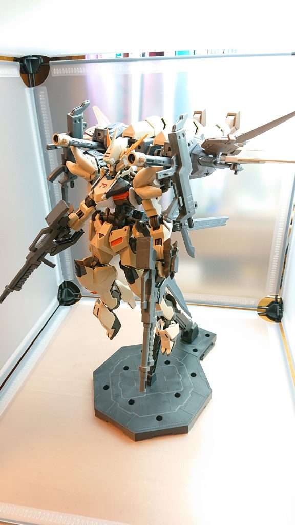 巡航形態
シトリーが宇宙や飛行を行う時の状態
バックパックが上に展開することで機動力が上がり一撃離脱の戦闘を行うことができる
また、バックパックにはキャノン砲が搭載されており、デブリや敵機体を一撃で破壊する威力を持つ