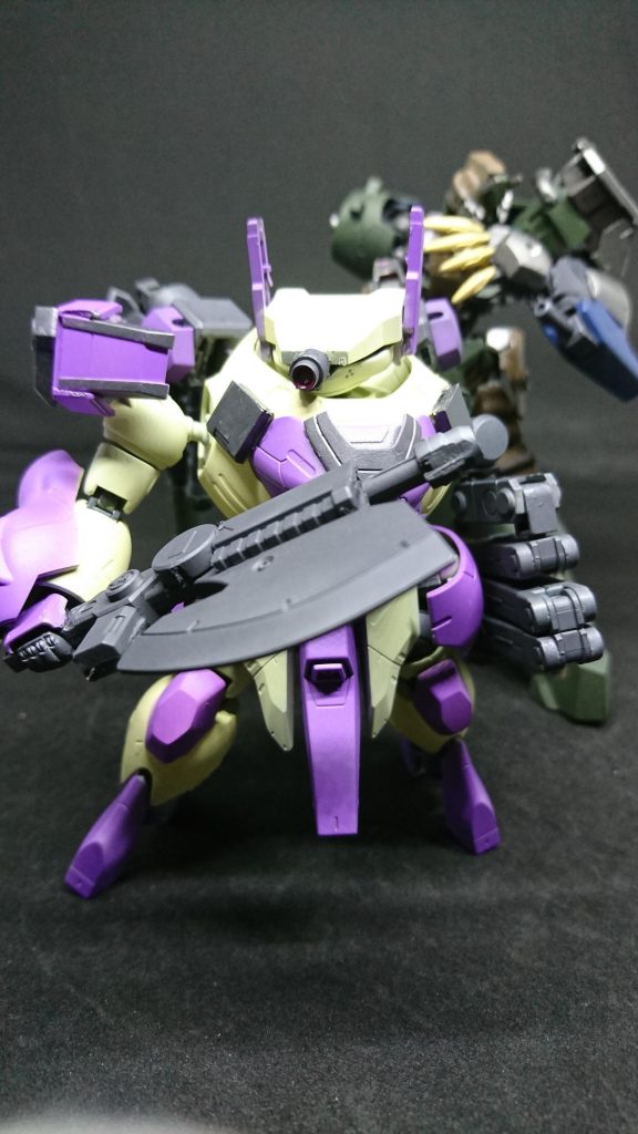 人物設定
ルインアルヴィタの副長を務めており金髪で二つ結び色白い肌をしている性格はどこかおっとりしててマイペース
過去に男性から暴行を受け瀕死の重体を追わされ倒れている所をフランが見つけ知り合いの診療所まで運び一命をとりとめた
トラウマで男性を前にしたら怯えた様子で距離を取ったりフランの後ろに隠れたりなど拒絶を見せるフランと一緒にいることが多くとても仲が良いがフランがクルーと話してる所をみたらやきもちをやくこともある
レイヴン「MSに乗った時のルインは抜け目がないというか何を考えているかわからないなぁ……」