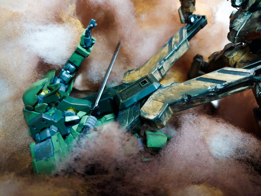 イオク様のグレイズ
ハサミを食い込ませるために脇腹のパイプみたいのを撤去し、隠してますが胴体は上下をやや離してあります。
左手は助けを求めるような弱々しい平手をビルドハンドで製作。
機体自体はさほどダメージ受ける間もなく押し倒されてハサミでワンパン、な感じでしたので汚しは控えめに。
細かい所ですけど、アニメ見た感じだと剣の角度的に右腕が肘から一緒に挟まれてると思われます、違ったらすいません。