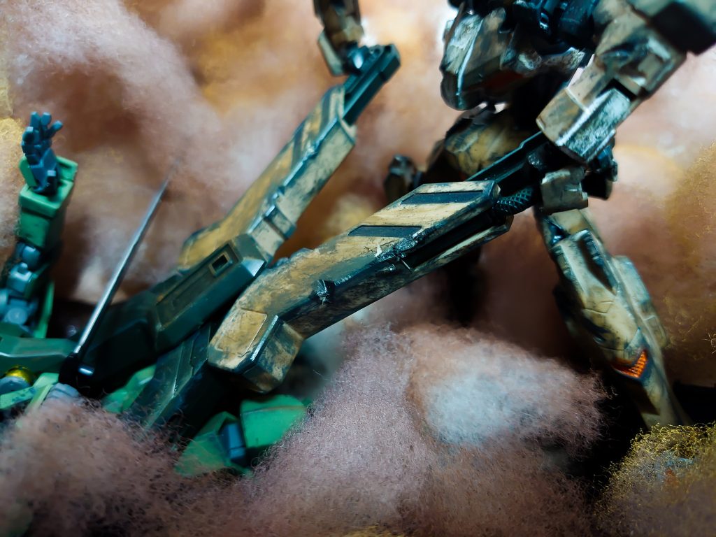 ハサミもクロス部を少しずらすことで持ち手側は狭く、刃側は広くしてあります
持ち手側が狭くなってる事で硬い物を切る為に力を入れてる感じを出したかったんですね、ググッ…と