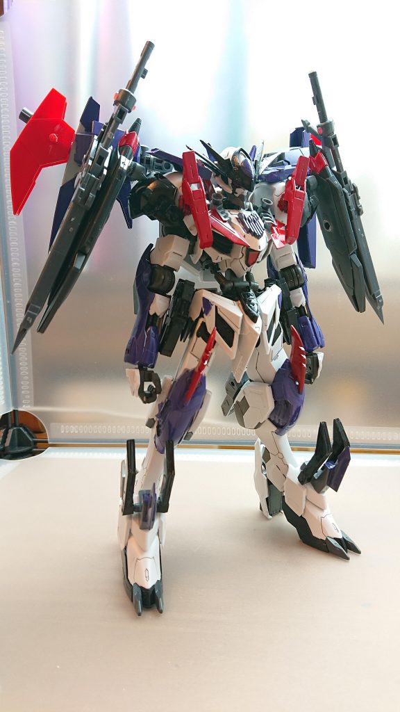 バルバトスエデン(フェーズ1)電子組織ヴァルハラのリーダーこれまで部下達に姿を見せなかったが月牙隊の討伐とある古代兵器を手に入れるため行動を開始する現在の姿はフェーズ1と呼ばれており、戦いを重ねることで成長し進化することが可能その正体はとある開発国が太古の昔に起きた戦争の中で開発された人工電子生命体だった彼は国の命令で敵対国の兵器の無力化、そして自身がハッキングした機体で襲撃することを目的としていたしかし大戦が終わっても戦争を止めない人類を見て愚かな存在と認識した彼は当時操縦した機体で国を裏切り壊滅させるその後長い間姿を消していた長い年月が経ち高度な文明が発達したことで電子生命体が多く生まれた現在彼は自分と同じように人間に悪意を持っている電子生命体を集めヴァルハラを結成、世界を混乱に陥れているそしてヴァルハラの目的は世界を制圧し、人類を電子生命体が管理することだったちなみにエデンの機体がヴォルフ達と似ているのは国に残っていたエデンの機体データをベースにしている為姿が似ているのである