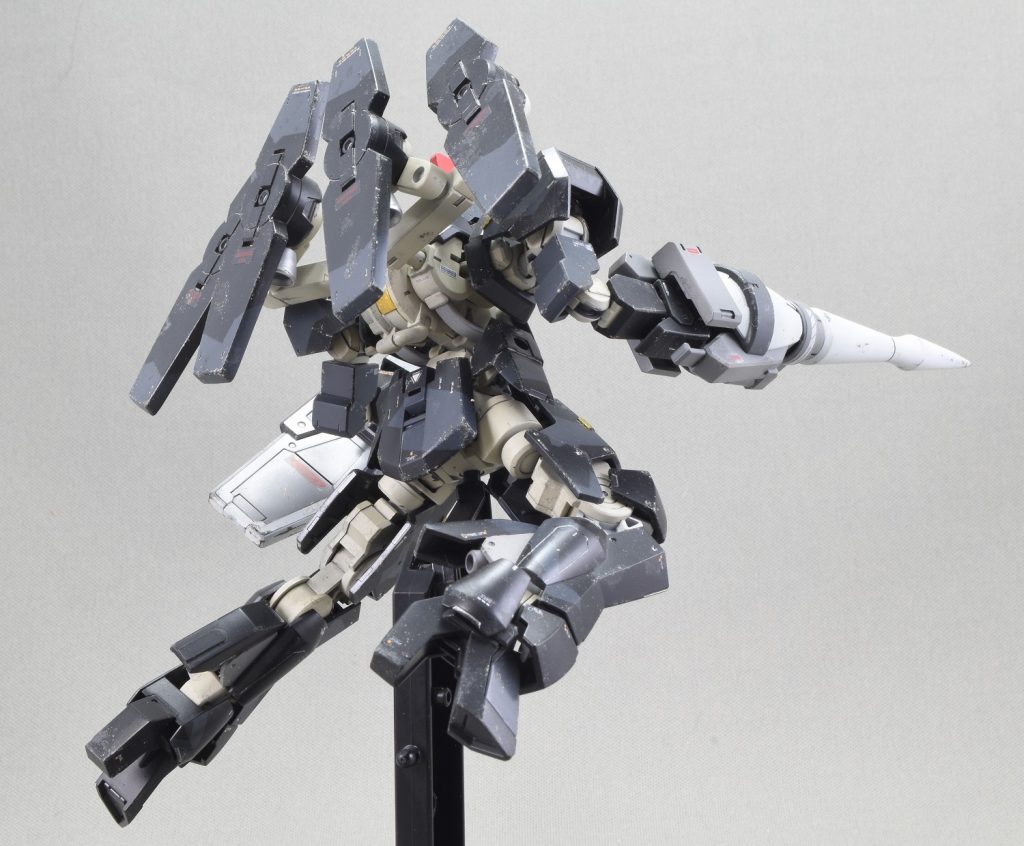 羽っぽく取り付けるだけで、量産機らしからぬかっこよさ。全身に施されたチッピングが歴戦感を醸し出すが、実はスプリッター迷彩のマスキングを剥がすときに盛大に塗装が剥げたのをごまかすためっだったのは内緒だ。