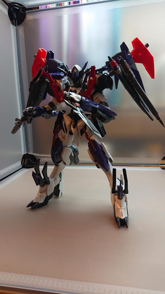 戦闘スタイルは近接戦闘を得意としており、格闘戦も可能脚部に装備されている刃でダメージを与えることができる