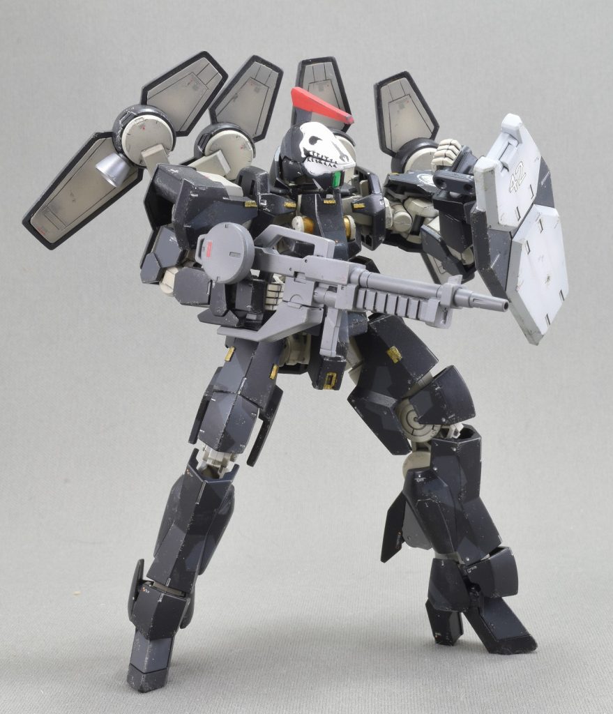 ドラムマガジンに換装。ところでこのライフル、戦車相手にはちょっと過剰すぎるし、ナノラミネートアーマーの宇宙艦やMSには無効っぽいし、何を想定して装備してるんじゃろ…。