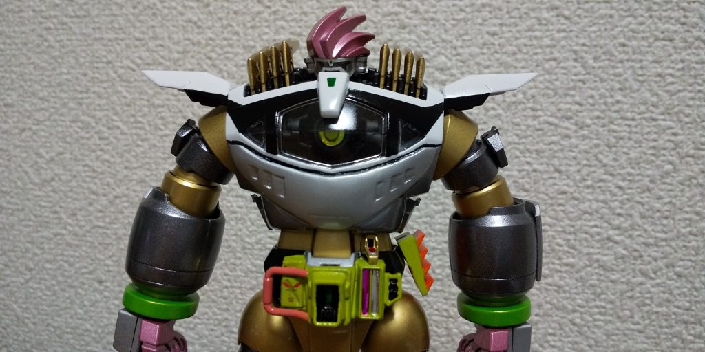 胴体は半分ほどがパテの塊。
ベルトは適当なパーツの組み合わせで、中央にはハイメガキャノンを装備。