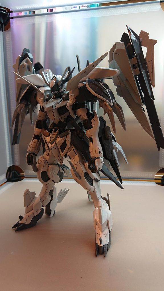 バルバトスラグナヴォルフバルバトスヴォルフと謎の武器である無限槌フェンリル、支援機フェルニルが1つになったことで変貌を遂げた最終にして最強そしてバルバトスヴォルフの本当の姿実はヴォルフはエデンの機体の後に開発されており太古の大戦で密かに激戦を繰り広げていたしかしその力があまりにも強大だった為支援機と武器そして機体に分けて力を分断させていたその後戦争が終わり機体はパイロットの認証システムをリセットされ長い間保管されていたそして現代、ヴァルハラや高度なテクノロジーを使用した事件が増えこれを影ながら解決する組織を防衛軍が結成その為に力の一部であるヴォルフをパイロットが起動させるその後ヴォルフのパイロットのもとに仲間が集まり、あるいは力を見込んでスカウトしたことで現在の月牙隊に至る