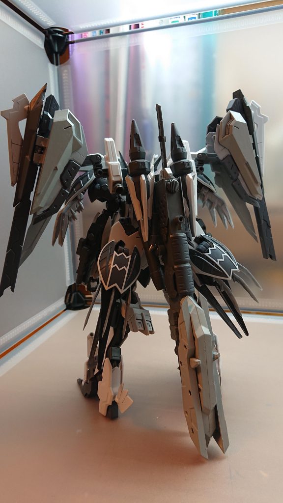 ラグナヴォルフの全身には様々な武器が搭載されており、状況に応じてあらゆる戦闘を行うことができるその能力はデウスヴォルフを圧倒する力を秘めており、苦戦を強いられていたエデンと互角に渡り合うことができるようになった