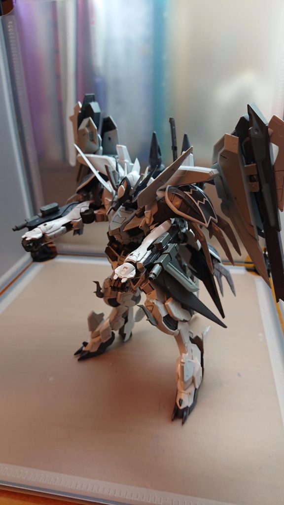 ハンドマグナムラグナヴォルフの腕に搭載されているマグナム弾数に限りがある分威力が高く中距離戦で真価を発揮する