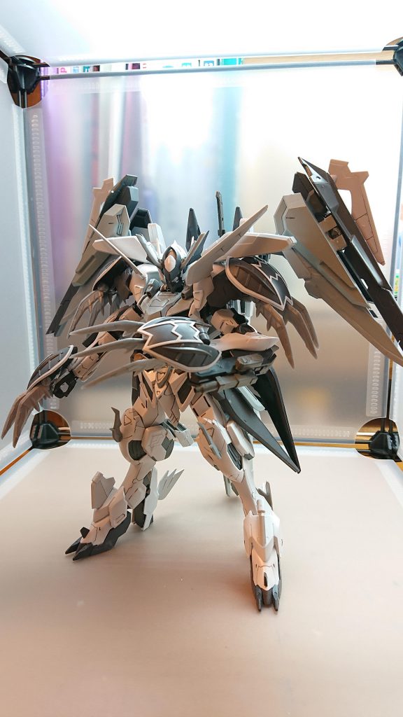 クローガントレットラグナヴォルフの腰部に装備されているガントレットで格闘戦で使用また、遠隔操作で肩に装備されたガントレットと共にファンネルのように使用することができるテイルブレードがなくなった代わりにこの武器で敵に攻撃を仕掛ける