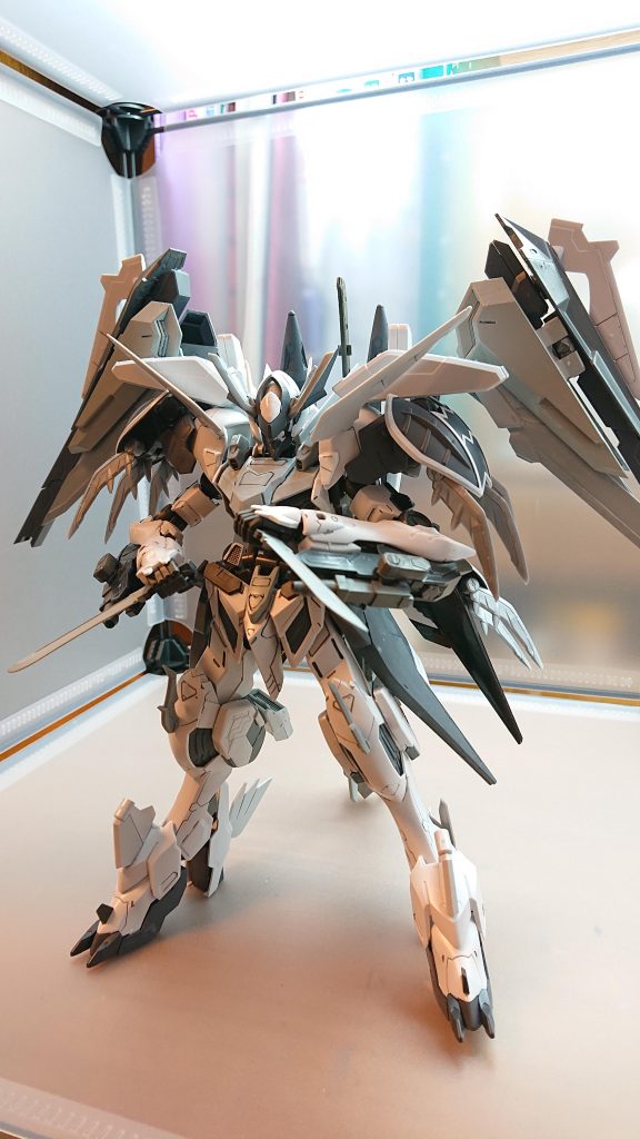 短剣マウニ ソウルラグナヴォルフが使用する2本の短剣近接戦で使用され、敵の装甲を切り裂くだけでなくビーム攻撃も切ることが可能