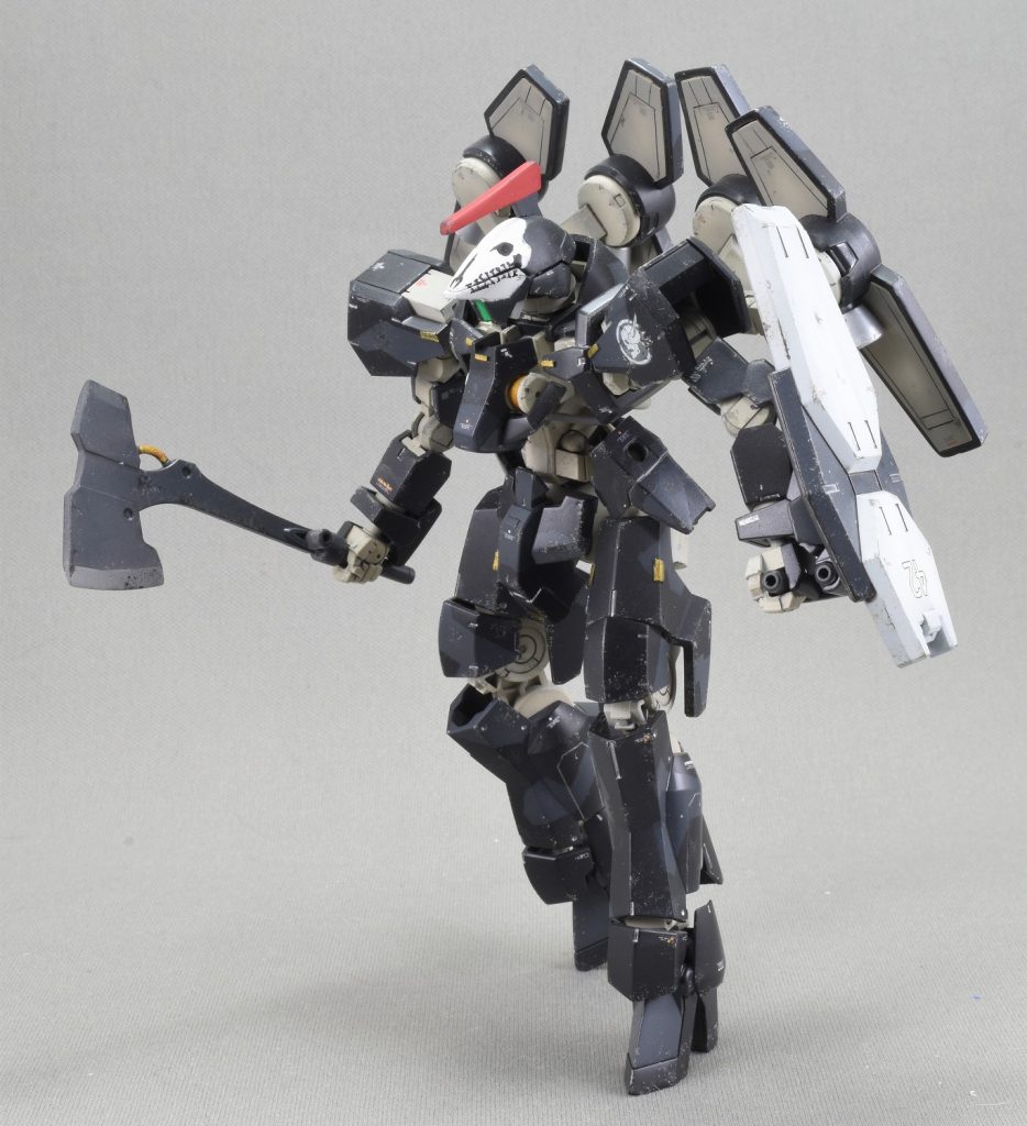 グレイズはちょっと前かがみにすると、生物っぽいヌメっとした感じがでて、サイコーにカッチョいい。