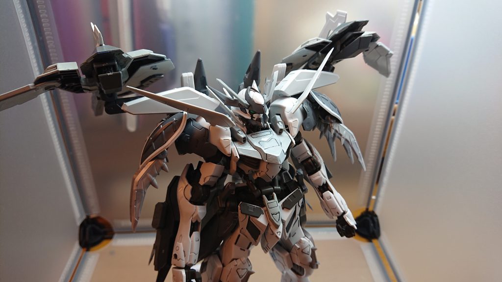 フライトモードウイングが展開して空中戦に特化した形態ウイング自体が武器になり、内部にはガトリングガンが搭載されているヴォルフの時よりもスピードが上昇している