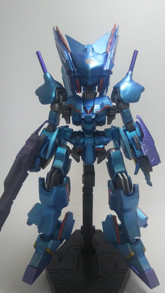 本体の制作で力尽きたため、武器はやや手抜き感があります。大きくつくりすぎたせいで完全に見切れるから…勘弁してください。
一応刀身を閉じた斬撃モードと、銃身を展開した射撃モードに差し替え可能です。