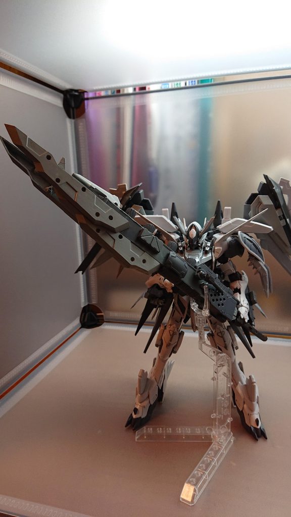 バスターソードモード
フェンリルの第二形態である巨大剣
武器の背部にあるブースターによって
攻撃威力を高め強力な斬撃を放つことが可能
さらに大型モビルアーマーなどの戦闘で高い威力を発揮する