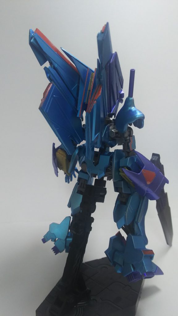 数少ないガンプラ要素として背中と腰の3mm接続穴を残してあるため、やろうと思えば武器やスラスターなどを装備することもできます。後頭部にせり出している大型のフィン(?)が背中部分に覆いかぶさっていますが、これは別パーツ化してスライドギミックを仕込んであるため、接続を遮ることはありません。