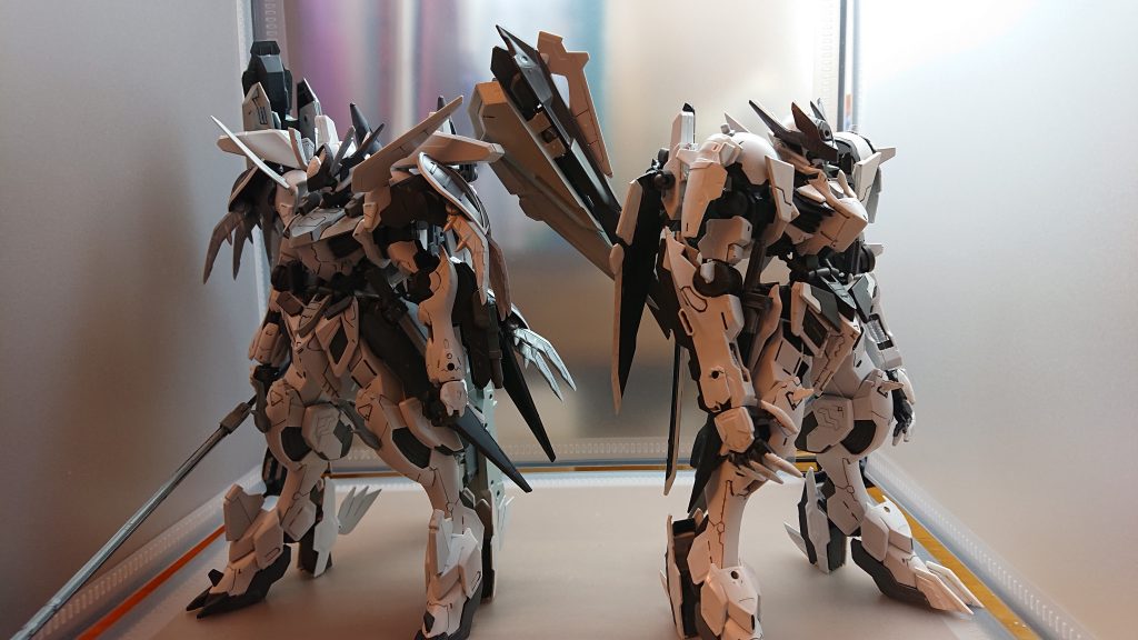 最後にヴォルフとラグナヴォルフの
2ショット
ヴォルフの強化した姿ということで
ヴォルフらしさを残して製作しました
使用武器はマルコシアスの武器を見て
オリジナルの武器を作ろうと思い製作
しました
個人的にかなりの自信作になりました