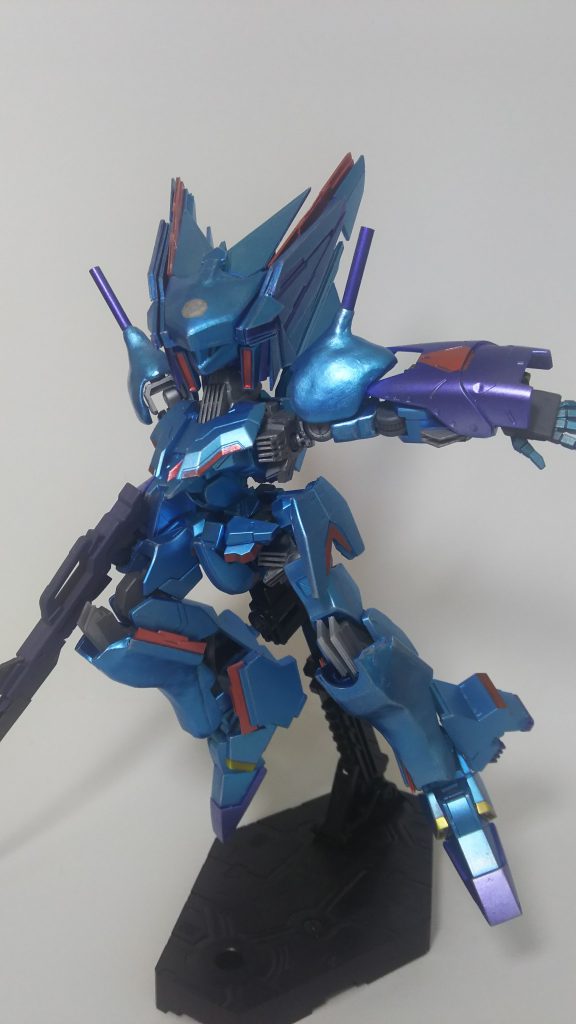 一部改造(肩幅と股関節幅の延長など)を施してありますが、基本的にガンダムフレームに装甲を着せているだけなので、よく動きます。表面処理はあえてかなり雑に行い、デコボコをつくることでオーガニック感を演出しています。…サボったわけじゃないですよ?