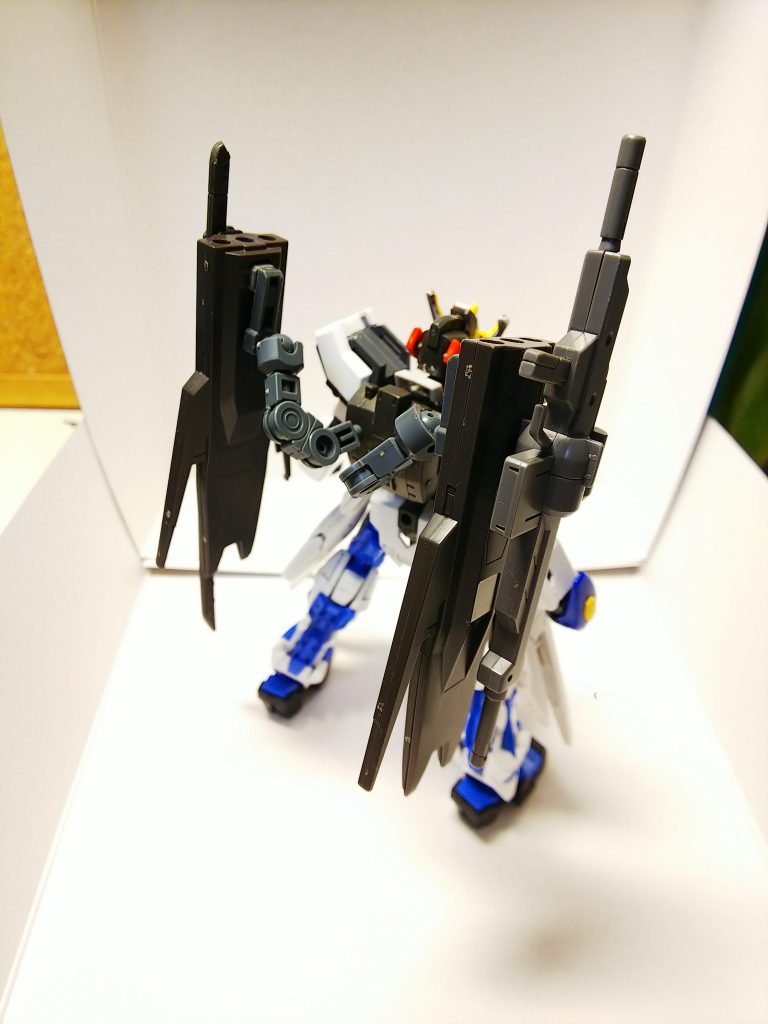 背負いものとしてヴィダールの腰パーツを翼に見立ててそのまま付けました
主武装のライフルと刀をマウントできるようにしてます
ちなみに機体名の由来は武装が王道的という意味のロードです