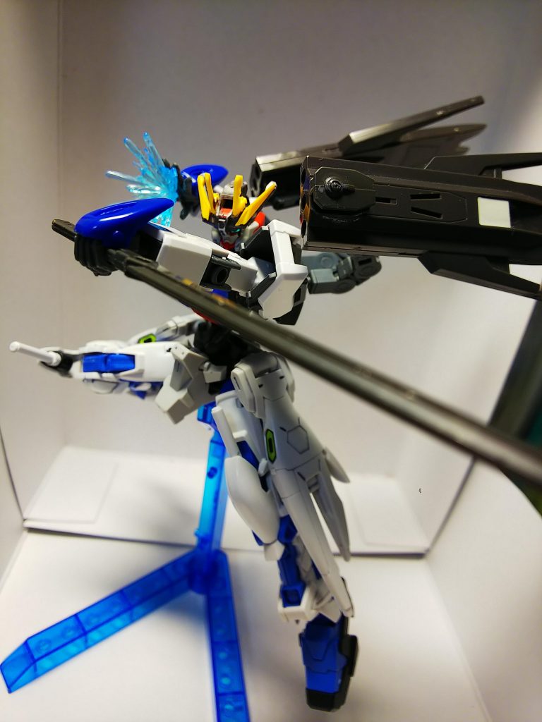 ポージングどーん！
この機体武装のほとんどは近接用かつ機体自体に収納されています
両手のパルマに腰や足裏のナイフ、膝のビームサーベルです