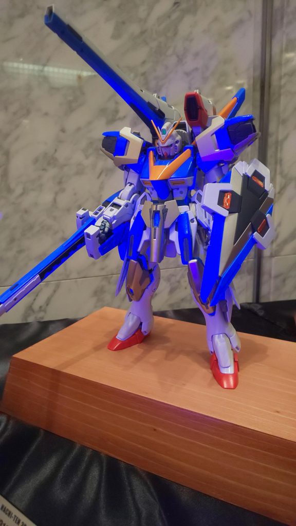 青はアイスコバルトブルーに蛍光ブルー。オレンジはビビッドオレンジに蛍光オレンジ。本来金色の部分はチタンシルバーを使いました。混ぜた蛍光色のおかげで、ブラックライトを当てると全身が発光します。