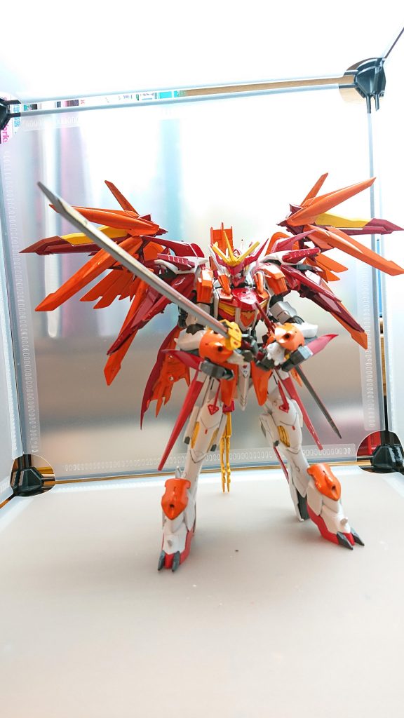 極炎刀 天凰
煌炎の内部に収納されている神秘の炎を操る炎魔の兄弟刀
赤黄色の炎を放つだけでなく周囲の炎を吸収して力に変えることが可能
さらに炎魔から放つ炎と合わせて攻撃することで太陽の熱に匹敵する炎を生み出すことができる