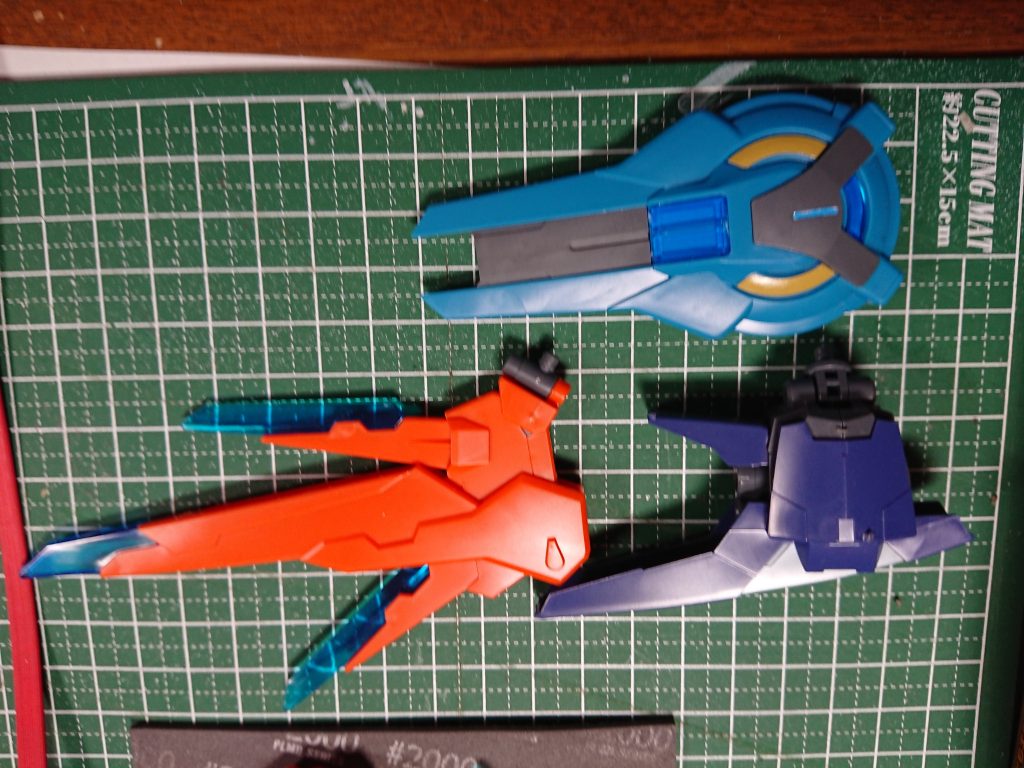 宇宙用パックにスクランブルガンダムとライトニングガンダムフルバーニアンとのバックパックの一部を付けてました