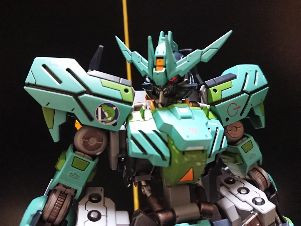 ツインアイはラピーテープ貼って押し込むだけで、良いメッキ感でます