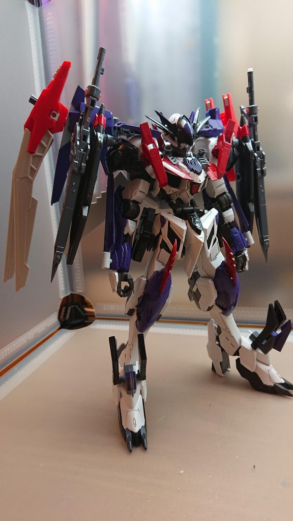 バルバトスエデン(フェーズ2)
エデンが月牙隊の戦闘で敗北したことで進化を果たした姿
エデンは進化する条件として敗北を知ることで少しずつ姿を変える
飛行能力を強化したことで機動力が上昇
空中からの奇襲攻撃を行うことができる