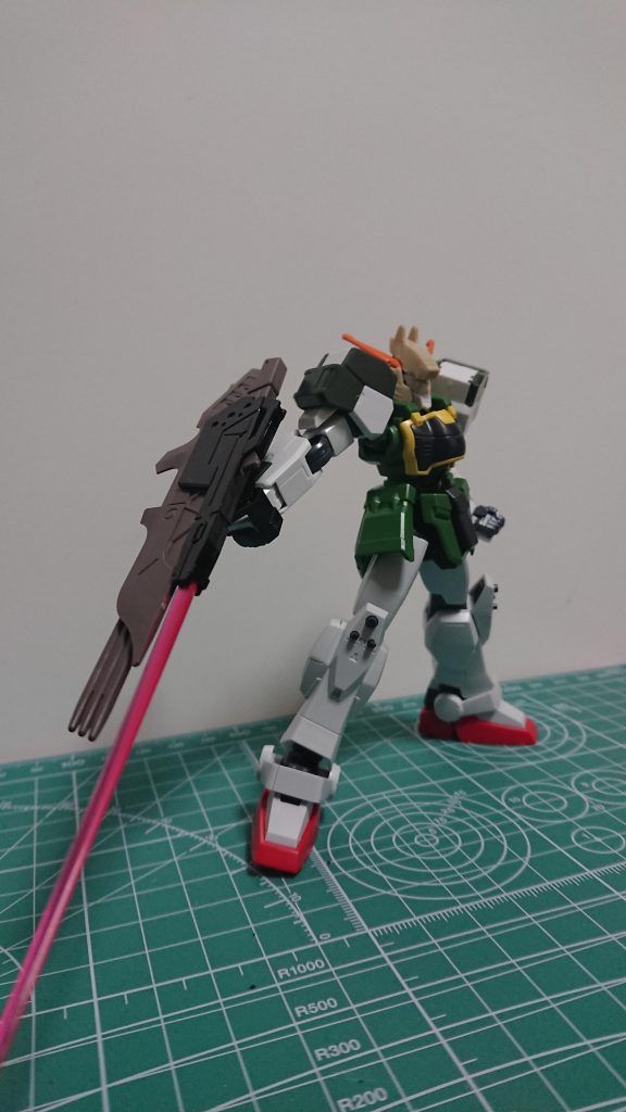 ビームライフルとビームサーベルは基本武装として欲しかったのでトリケロス改(400円)を採用。グシオンリベイクの頭部(200円)を採用しているのでフェイスオープンも差し替えで可能に。ただ、ある程度はねらっていたものの、ちょっと頭が大きくなってしまった感じがします。