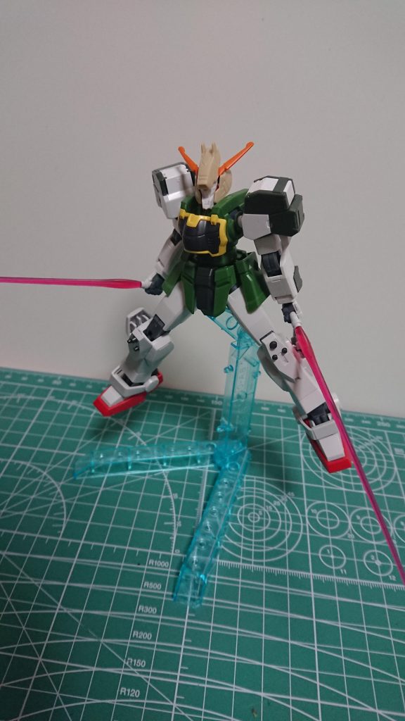 トリケロス改だけだと武装が貧弱に思えたので客部にビームサーベルを備えた陸戦ガンダムの脚部(200円)を採用。