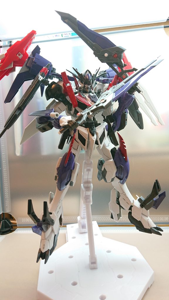 両腕には小型サーベルが搭載され
機動力による高速攻撃で複数の敵を破壊することができる