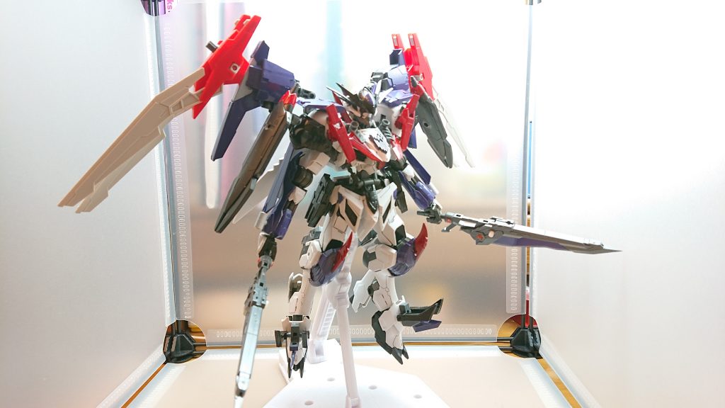 背部のウイングを展開して飛行
双剣ディストピアを振るい猛攻を仕掛ける