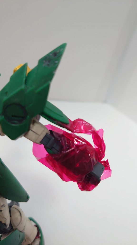 使い方が特徴的だったビームマントは100均のセロファンで再現しました。