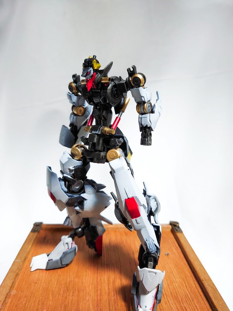 フレームだけだとこんな感じ
股関節も若干延長、首はジャンクパーツで新造してます
脇腹にはヘルムヴィーゲの足のヒヅメを切り取って付けてます
装甲付けた時のフレームのマッシブ感の演出と、腹のシリンダーをやや外側に付けたかったのでその基部を兼ねてます
