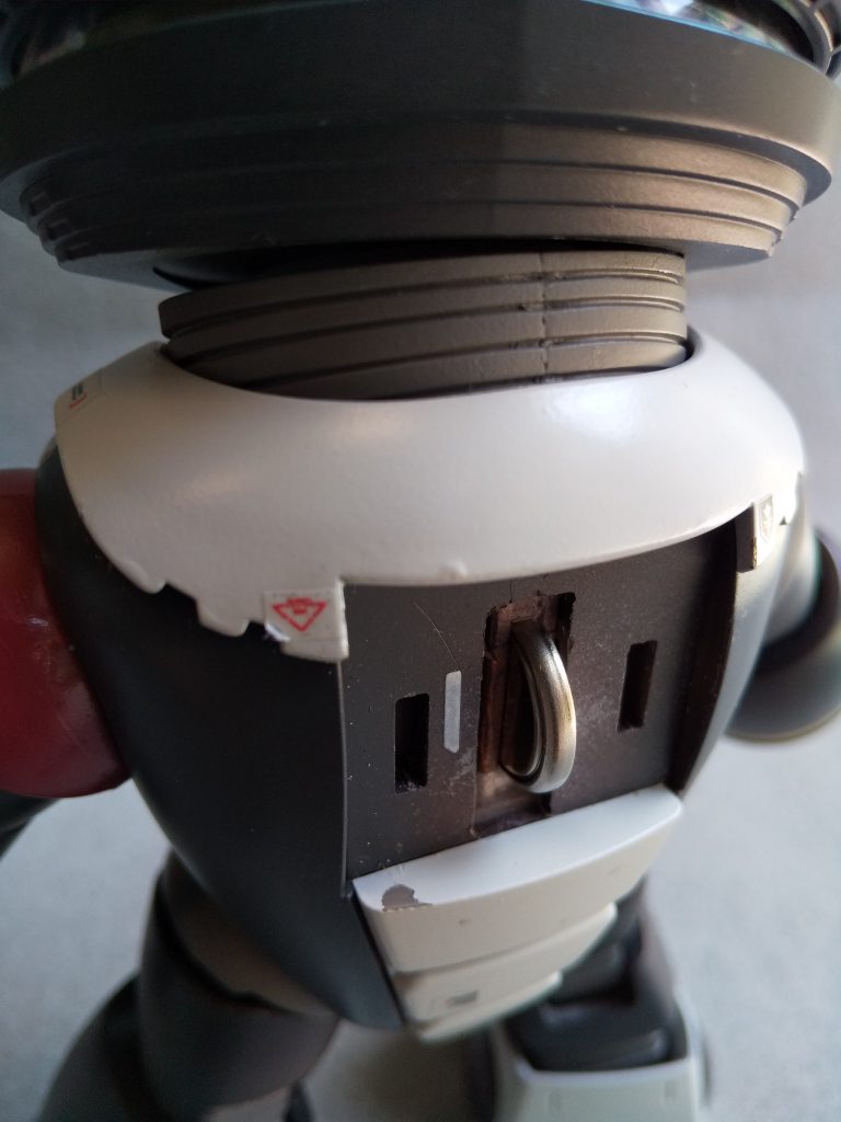 電池をぶっ刺しますとモノアイが点灯します。