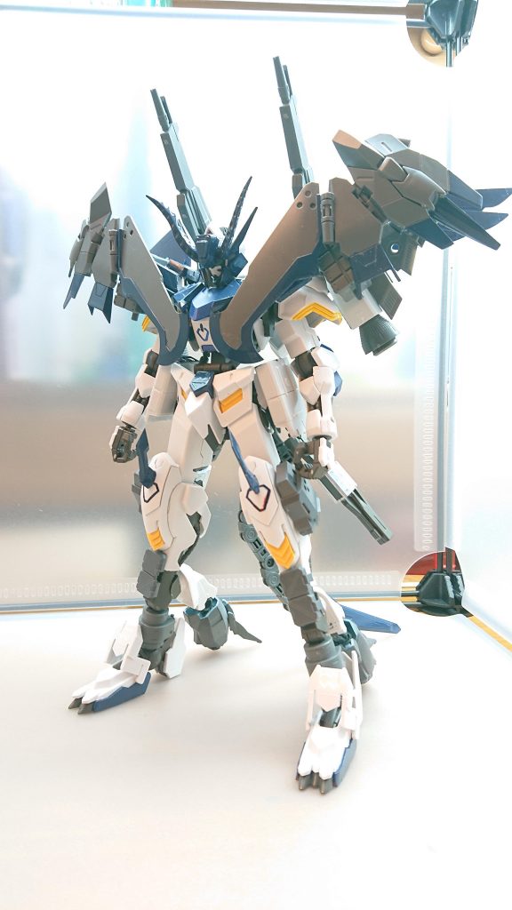 ガンダムフォカロルレーゲン
厄祭戦で活躍したガンダムフレーム
モビルアーマーの戦闘ではなく主に
プルーマなどの小型機体との戦闘に特化しているがそれ以外の情報が謎に包まれている
古いデータの記録によれば機体が現れるところは必ず雨が降っており
人々からはレーゲン(雨)と呼ばれていた
ちなみに雨が降るのはパイロットが雨男或いは雨女だったかららしい