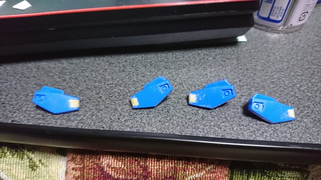 今回は初めてですがプラを貼ってみました
肩の一部をパテで埋めて平坦にします