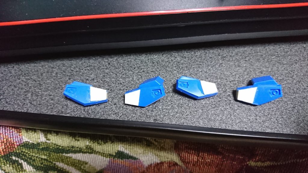 その上に切り出したプラ板を張り付けます
これで肩の一部デザインを簡単にですが変更しました