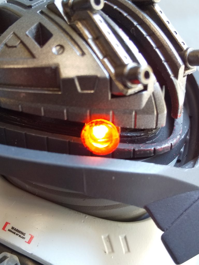 電飾の配線があるので、モノアイレールに沿って内側パーツも切り込みを入れました。自由にモノアイが動きます。