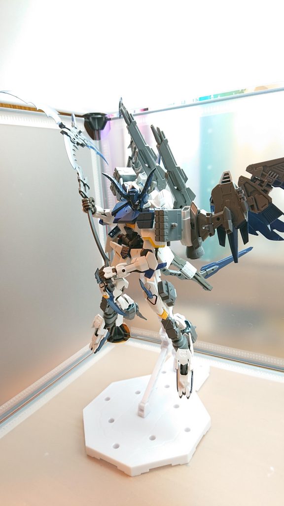 空中から飛来して敵であるプルーマ達に斬りかかる!