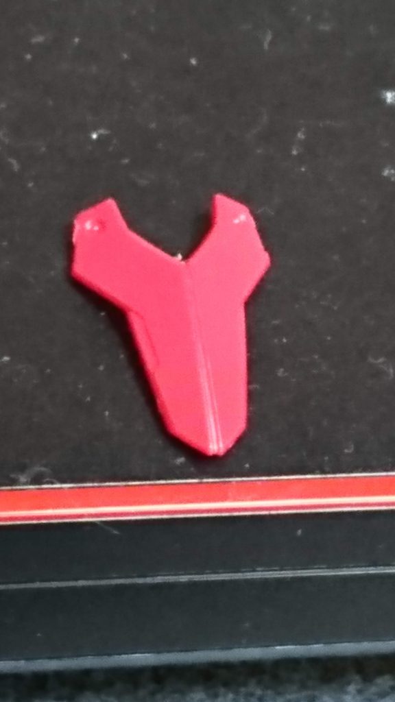 最後に胴部分ですが、まるまるシュバルベだけだと見映えしないと思ったのでグリムゲルデの胸パーツを裏削って銀に塗装して胸に貼付けました