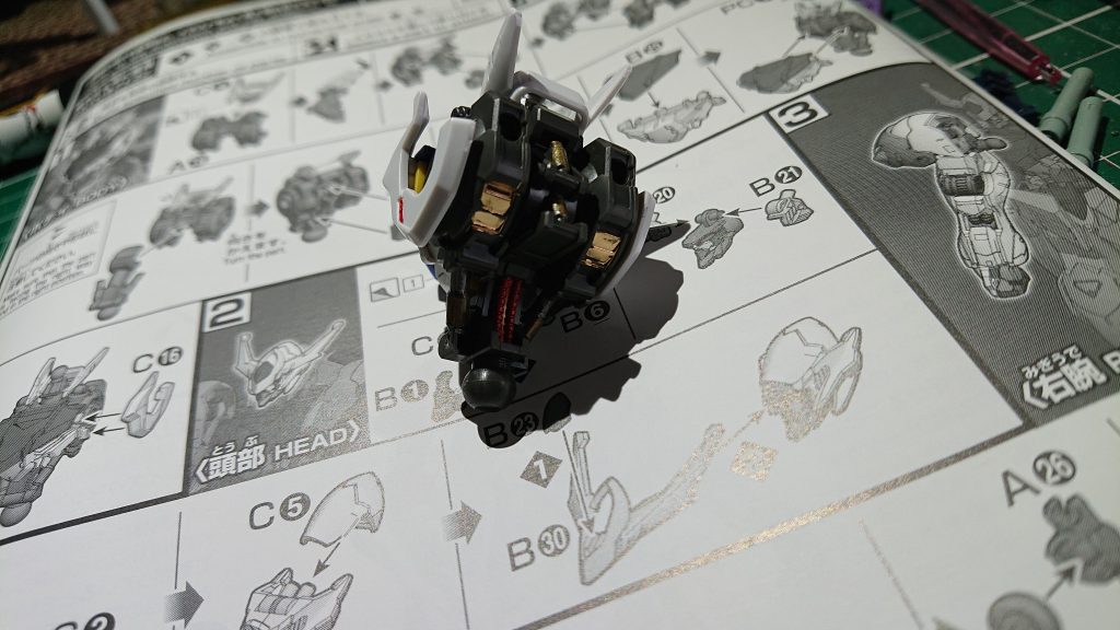 フレームのエイハブリアクターやシリンダー、パイプは全てガンダムマーカーで部分塗装。
エイハブリアクターはレッドゴールド、シリンダーはガンダムシルバーとDestinyゴールド、パイプはガンダムレッドを使用。