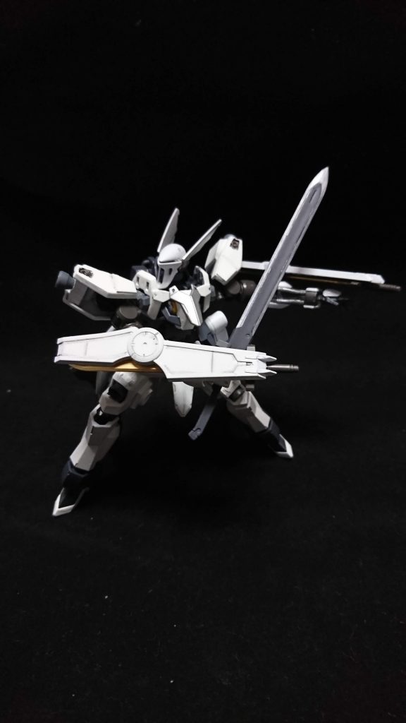 まずバトルソードはオプションセット4から、武器をマウントする為にオプションセット9のバックパックを使用してそれに伴い胴はシュバルベを使いました